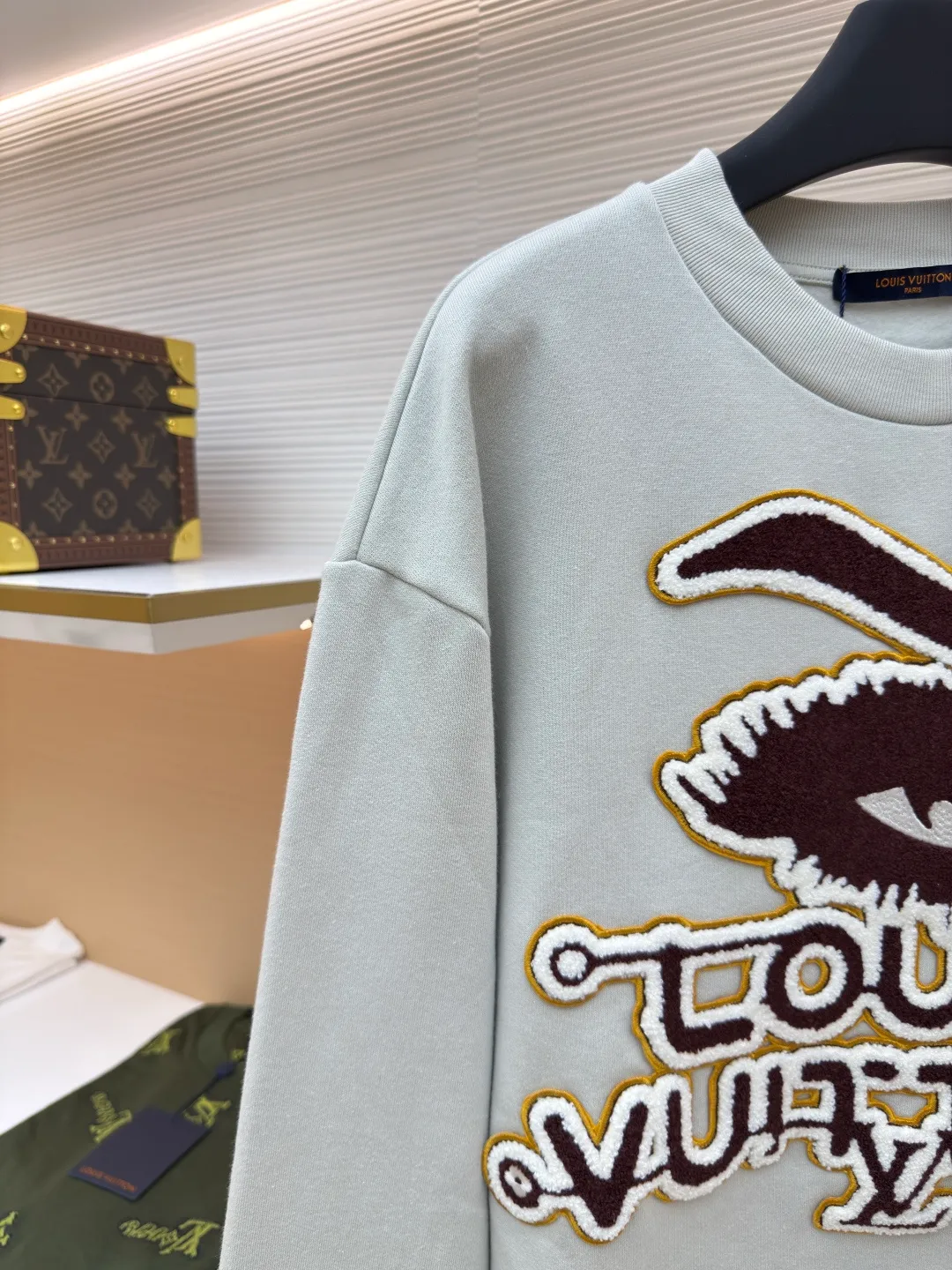 LOUIS VUITTON Wool embroidered attention-grabbing sweatshirt ●Authentic product: Purchased and developed for 11600 ●Item number: 1680517-A85 ●Fabric: double-ply cotton sweatshirt fabric ●Technology: embroidered patch production ●Version: fitted version ●Weight: about 565 grams ●Size: XS-S-M-L ●Description: The fabric is made of 32s double-ply cotton sweatshirt fabric. After the gray cloth is dyed and shaped, the base fabric is made of fleece shearing. It is matched with a 26s double-yarn horizontal plate machine to weave the ribs. The AB color is made according to the Y version color. The rib color of the bulk fabric is custom-dyed. The front panel is hand-embroidered and embroidered with a seal. The seal is embroidered with a Tajima towel machine imported from Japan. It is made, the yarn is dyed according to the pattern, using 26s/2 wool 30% blended yarn, the bottom layer is made of two-line non-woven fabric, three-dimensional towel embroidery + flat embroidery, laser positioning burnt cutting non-woven fabric hollow effect, later manual finishing of the corner edges, trimming the edge stop to the minimum, completely matching the same width as the pattern. The overall wiring is straight and delicate, the fabric is comfortable and soft, and the color is consistent without color difference. It can be matched with the same style to create a fashionable look and control various occasions. Customized accessories, complete with three standards, same style for men and women!